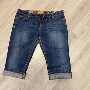 Adiktd Crop Jeans w/cute back pockets Size 14 Waist 33